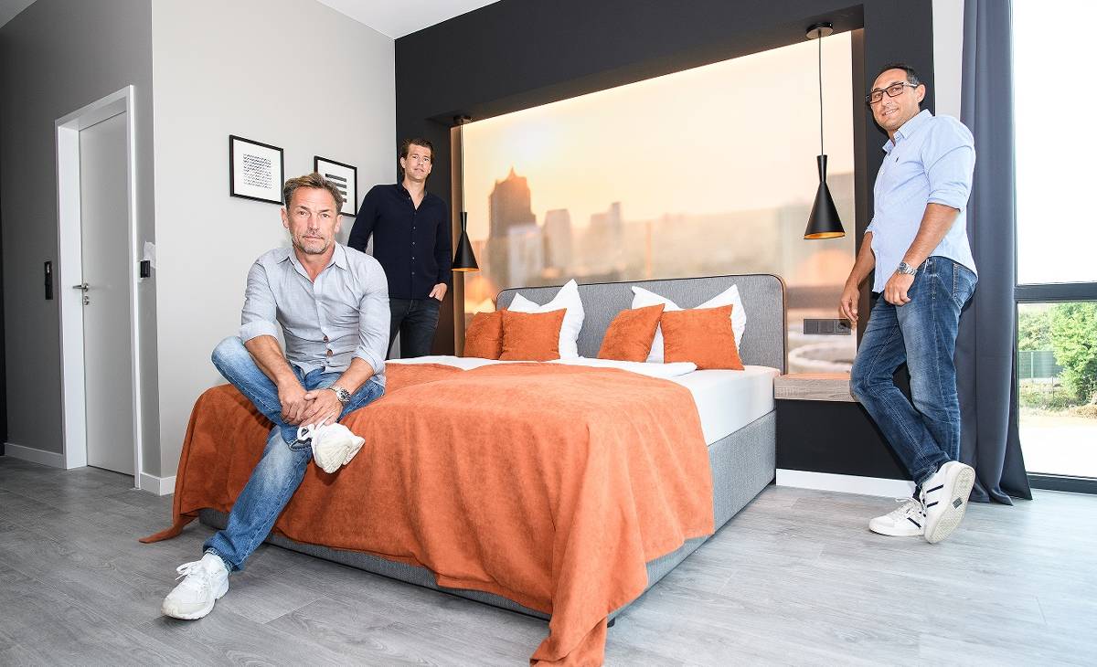 Die Unternehmer Lothar Lahaye, Christoph Hamann und Alin Dicu (v.l.) in einem Zimmer des neuen „JustStay“-Hotels. Foto: Georg Salzburg (salz) 